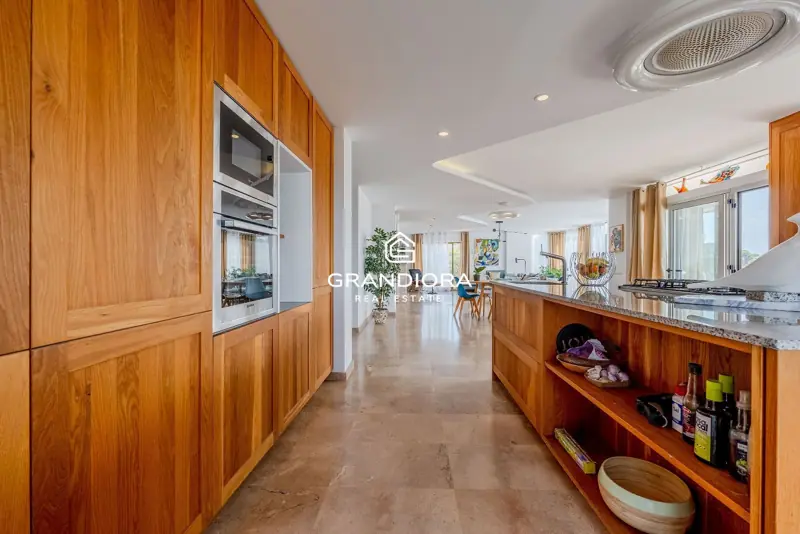 Exclusive villa with pool and panoramic sea views — 15