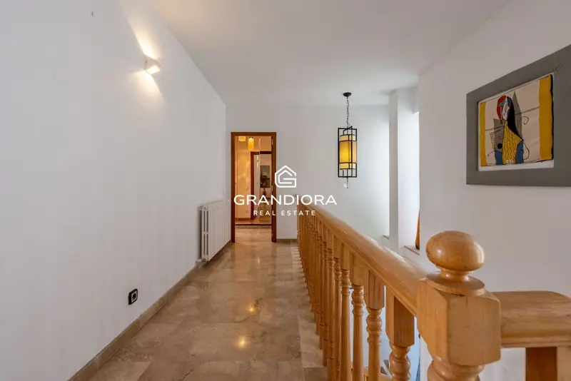 Exclusive villa with pool and panoramic sea views — 24