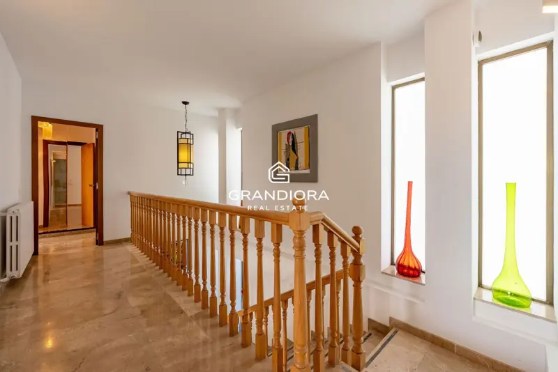 Exclusive villa with pool and panoramic sea views — 25