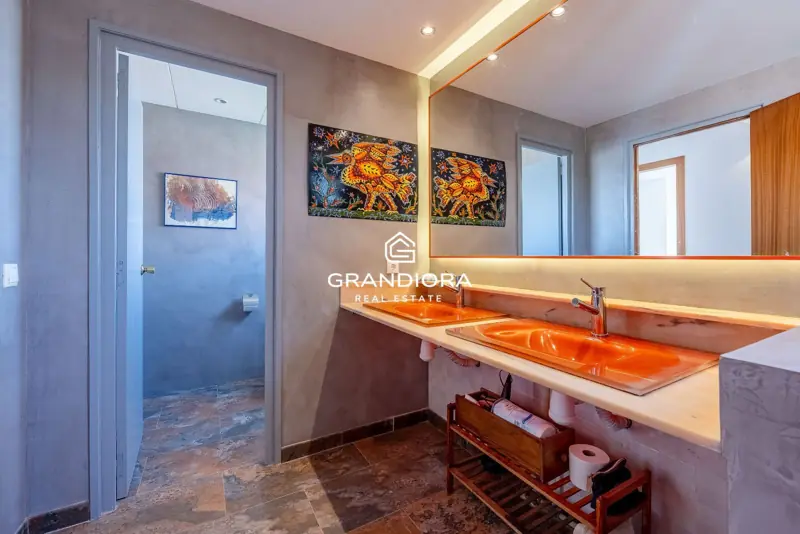 Exclusive villa with pool and panoramic sea views — 28