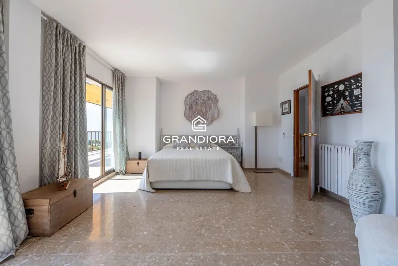 Exclusive villa with pool and panoramic sea views — 32