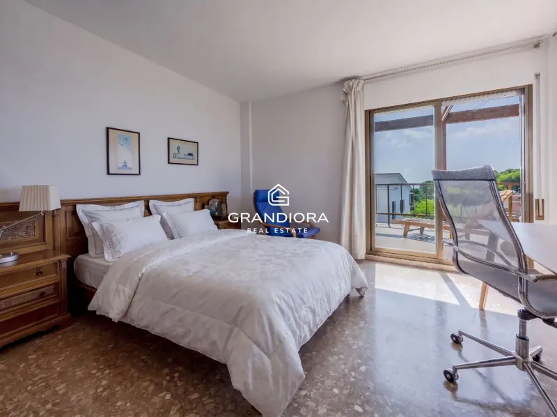 Exclusive villa with pool and panoramic sea views — 36
