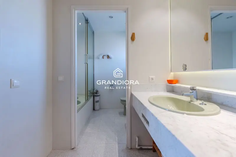 Exclusive villa with pool and panoramic sea views — 40