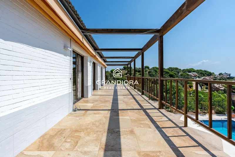 Exclusive villa with pool and panoramic sea views — 42