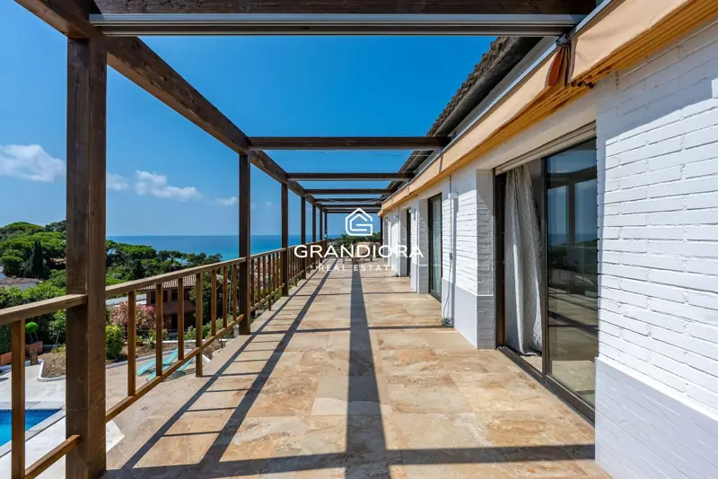 Exclusive villa with pool and panoramic sea views — 44