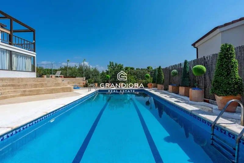Exclusive villa with pool and panoramic sea views — 45