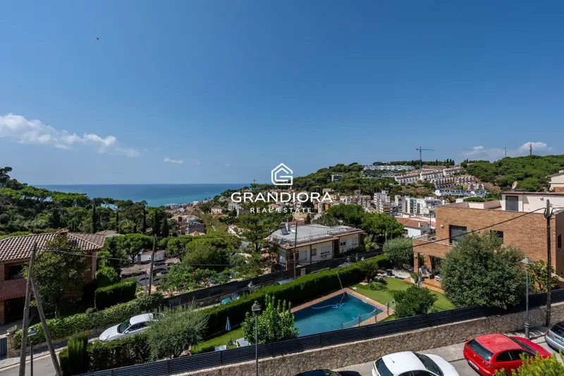 Exclusive villa with pool and panoramic sea views — 46
