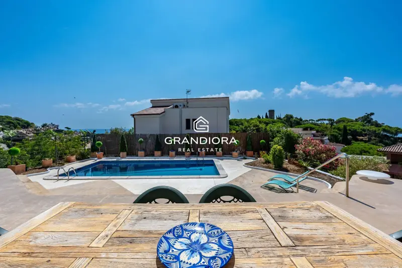 Exclusive villa with pool and panoramic sea views — 47