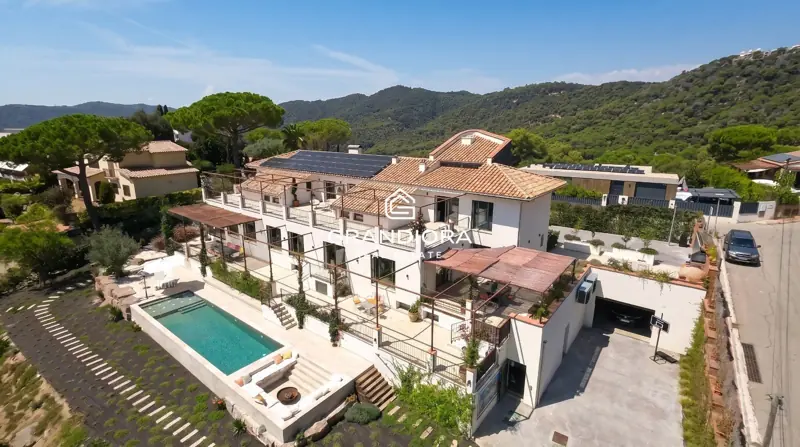 Furnished 7-bedroom house with pool and multiple terraces in Cabrils