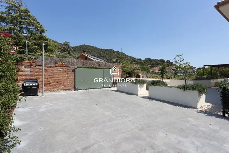 Furnished 7-bedroom house with pool and multiple terraces in Cabrils — 32