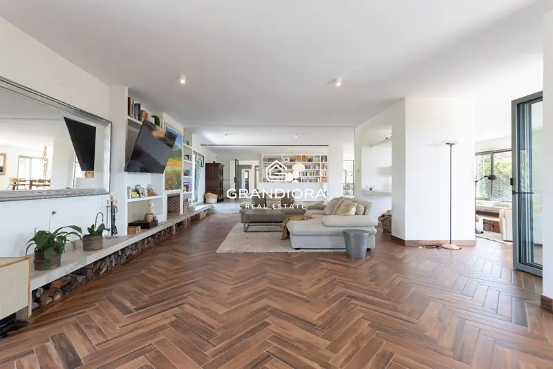 Furnished 7-bedroom house with pool and multiple terraces in Cabrils — 41