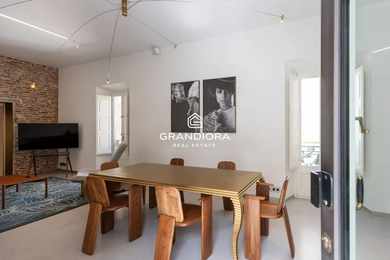 140 m² loft-style duplex with private patio in Palau Moxó, Gothic Quarter — 3