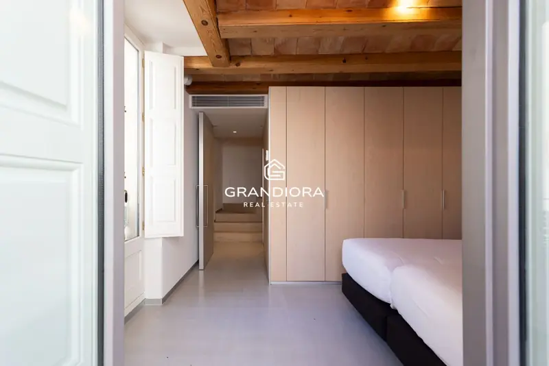 140 m² loft-style duplex with private patio in Palau Moxó, Gothic Quarter — 22