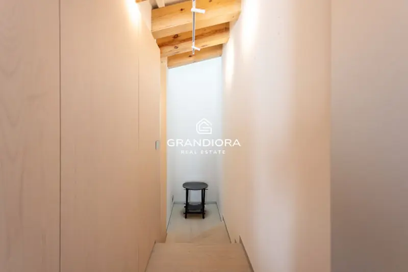140 m² loft-style duplex with private patio in Palau Moxó, Gothic Quarter — 28