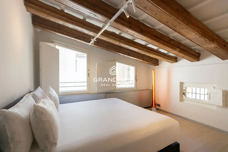 140 m² loft-style duplex with private patio in Palau Moxó, Gothic Quarter — 30