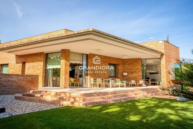 Spectacular chalet of 775 m² in Alella with pool and views