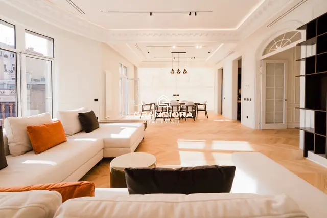 Exclusive renovated residence of 280 m² with separate guest flat