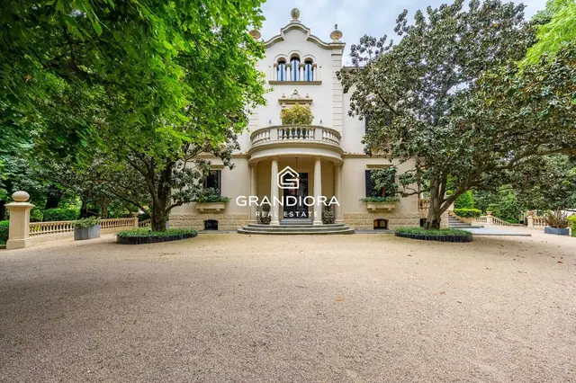 Luxury villa of over 1,000 m² on a 5,000 m² plot with pool and annex