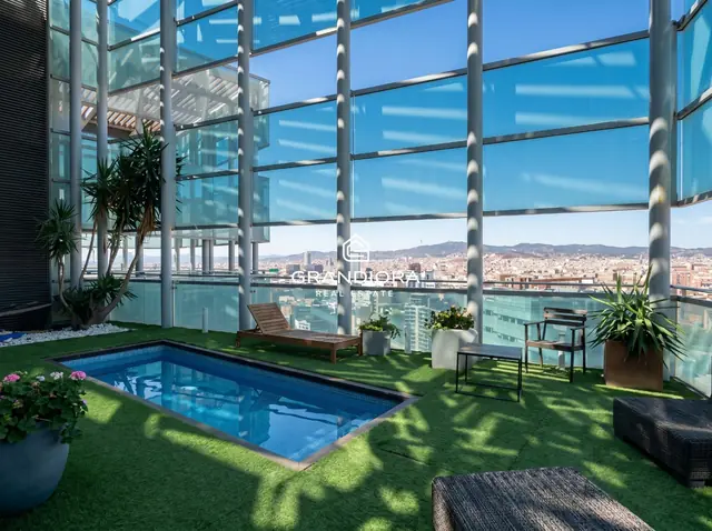 Ático dúplex en primera línea de mar con piscina privada y vistas panorámicas, Barcelona