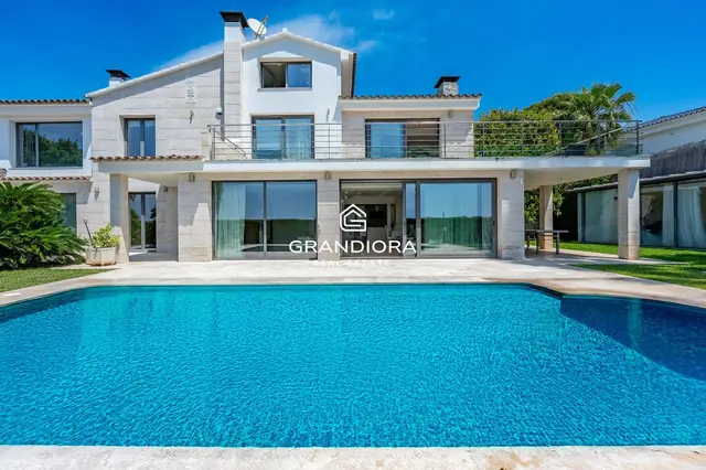 Luxury villa with sea views in Can Teixidó, Alella