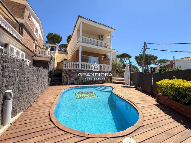 Espectacular propiedad modernizada de 423 m² con piscina y vistas a la montaña en Premià de Dalt