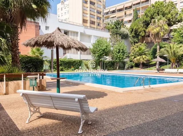 Renovated apartment with pool, padel and parking in Sant Gervasi
