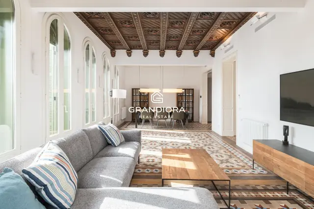 159 m² apartment in a stately building next to La Rambla