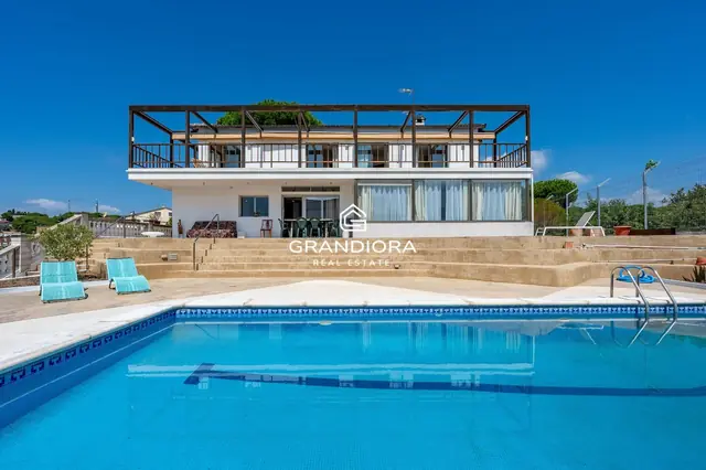 Exclusive villa with pool and panoramic sea views