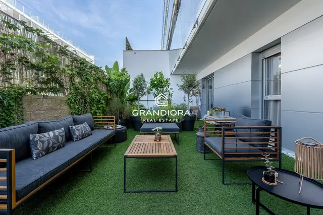 Planta baja exclusiva frente al mar con gran terraza privada y piscina comunitaria
