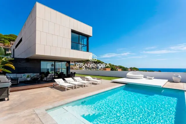 Chalet independiente con piscina privada, jardines y vistas al mar en Sant Vicenç de Montalt