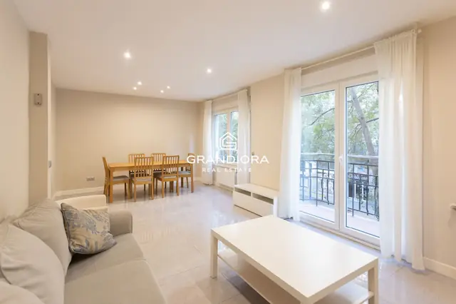 4-bedroom apartment with wooden terrace and two bathrooms in Sepúlveda 90, Eixample Esquerra