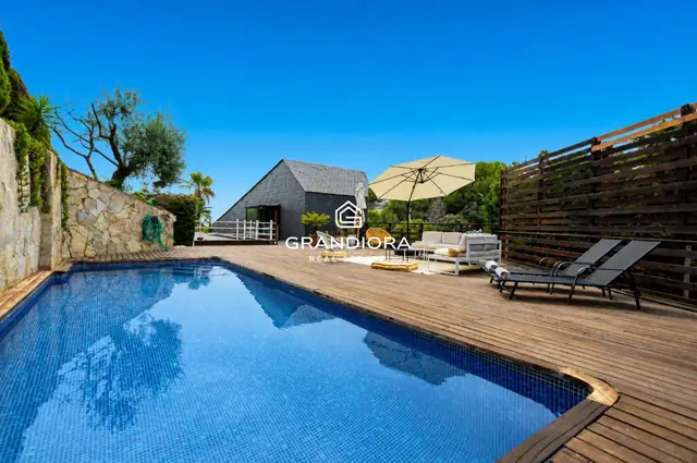 Casa familiar con piscina y jardín de 1.000 m² en Alella Parc